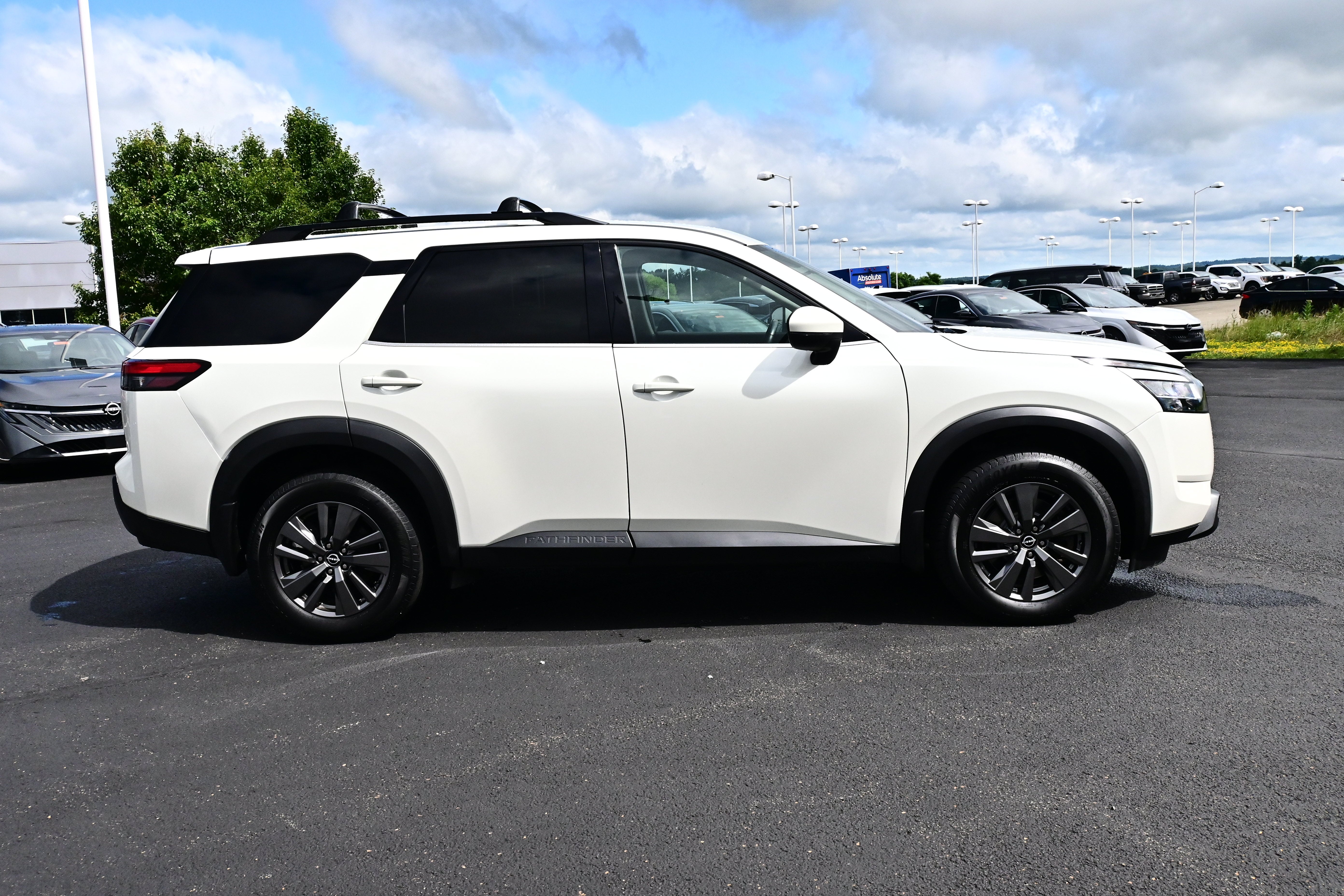 2022 Nissan Pathfinder SV