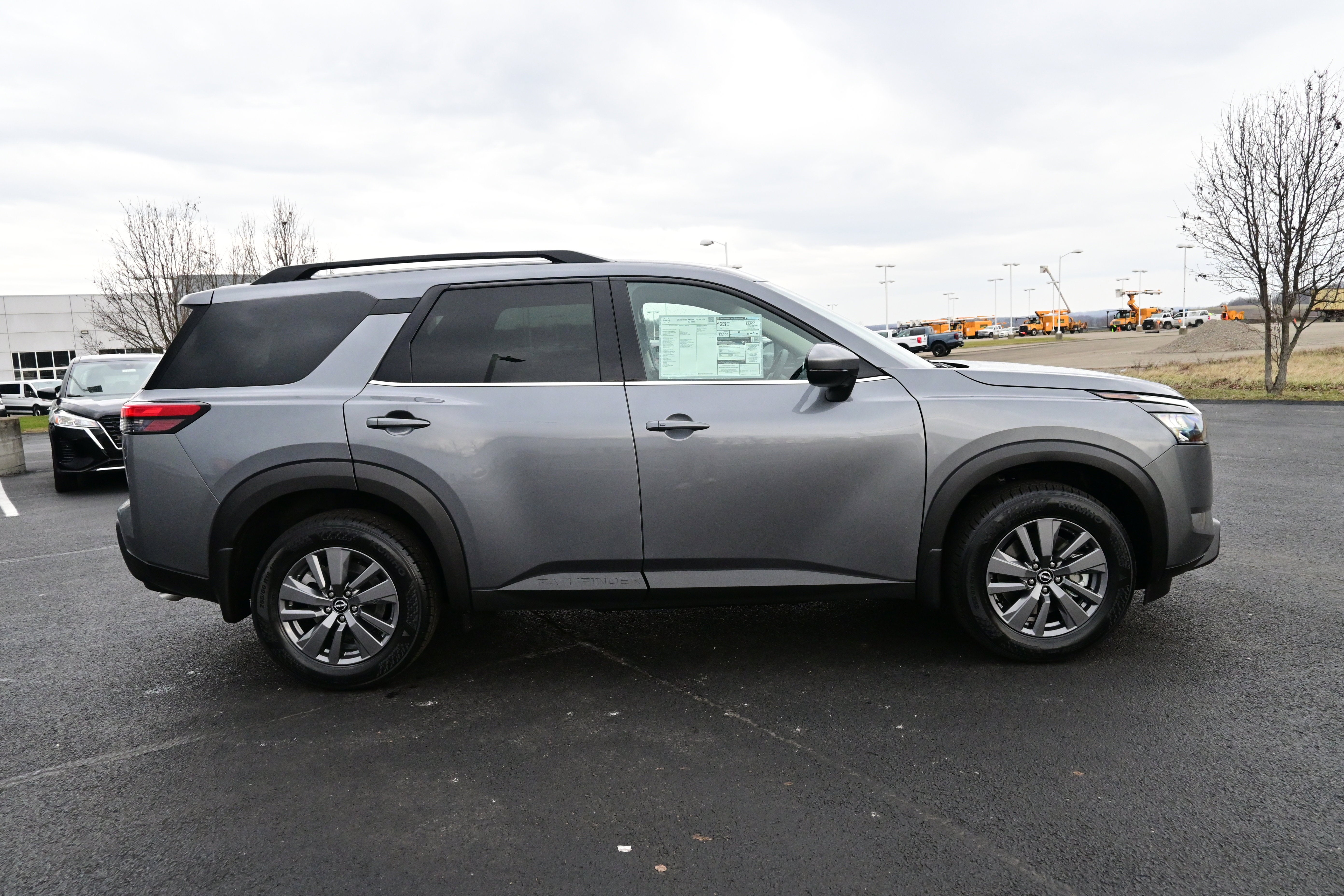 2025 Nissan Pathfinder SV