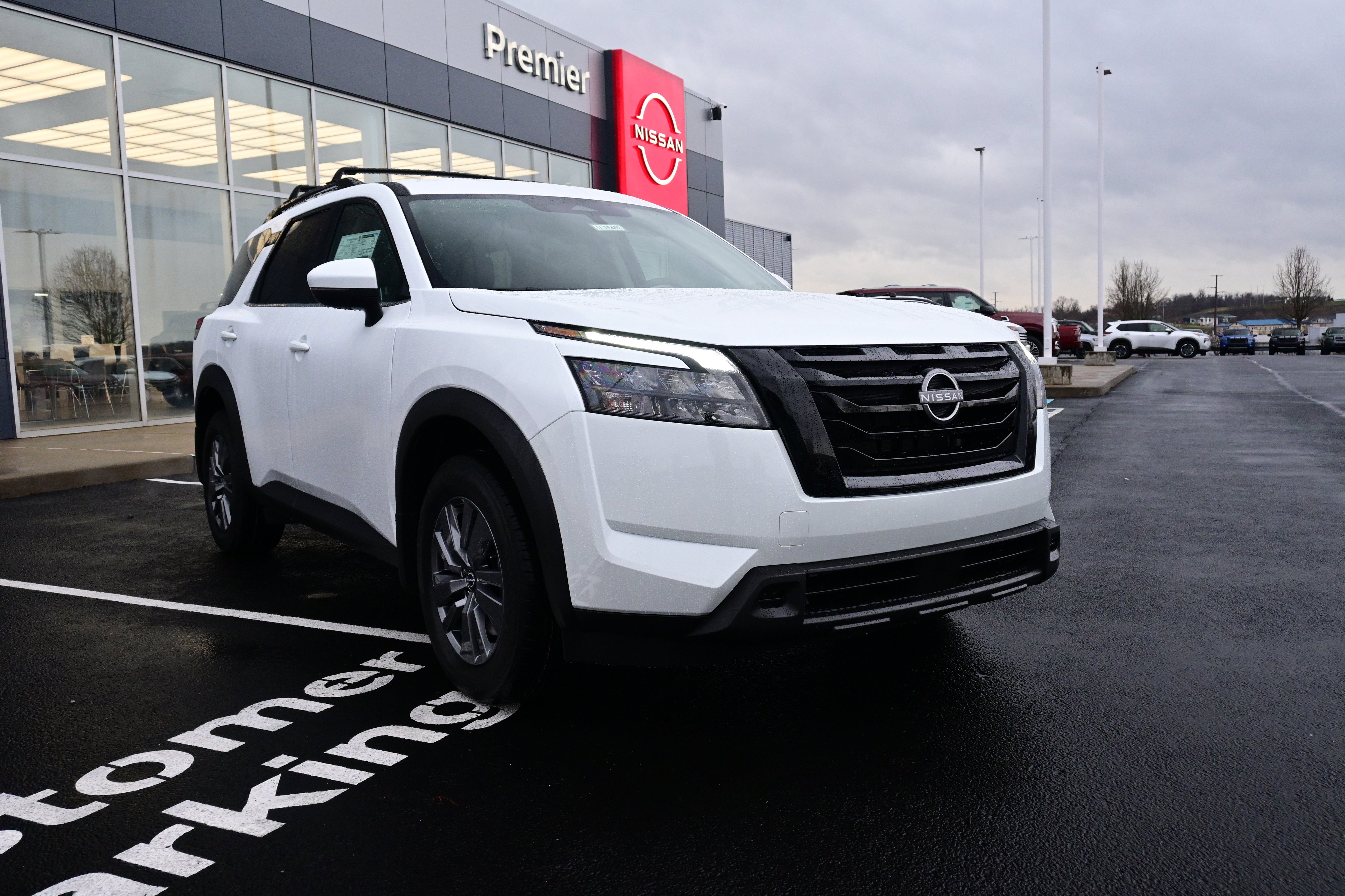 2025 Nissan Pathfinder SV