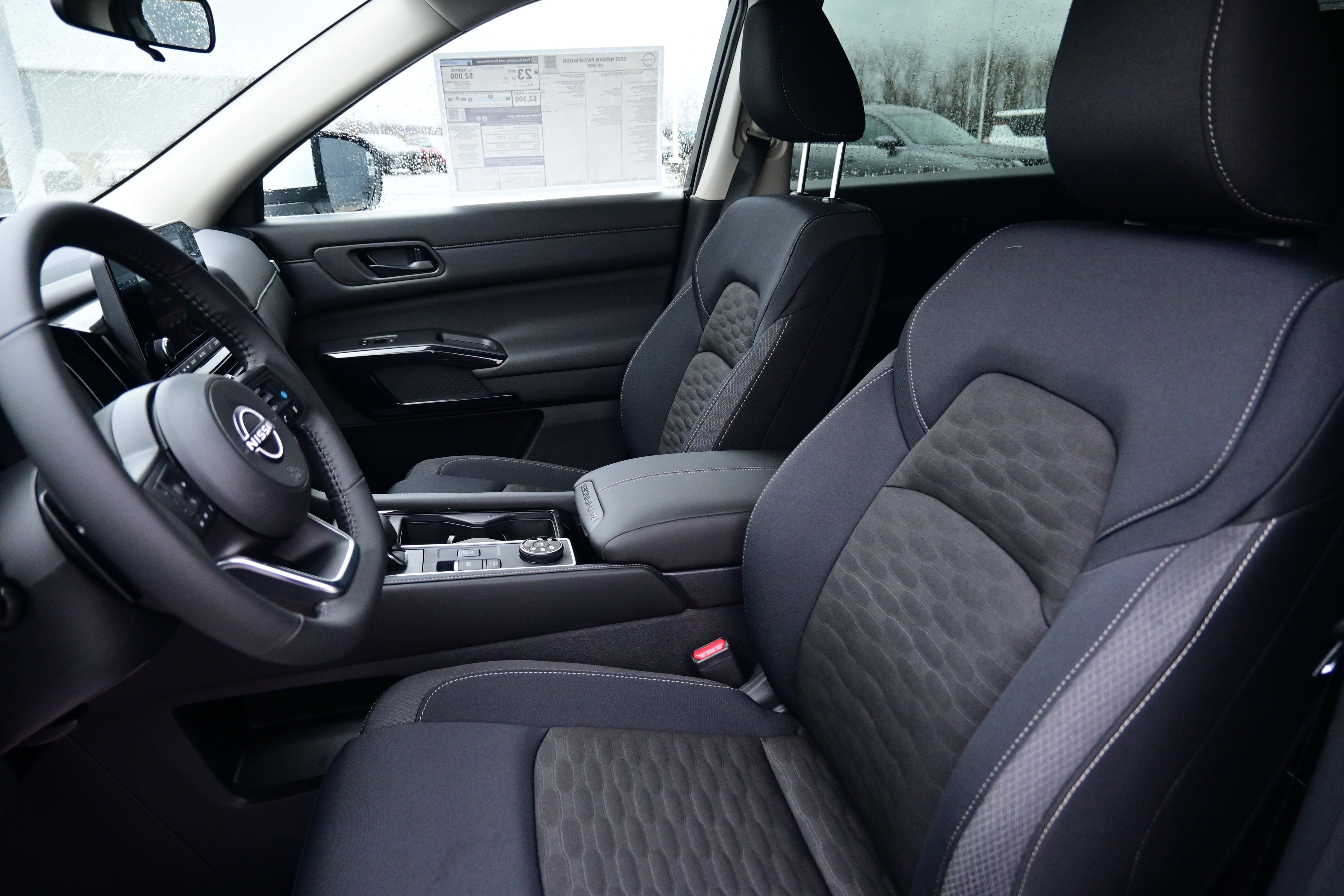 2025 Nissan Pathfinder SV