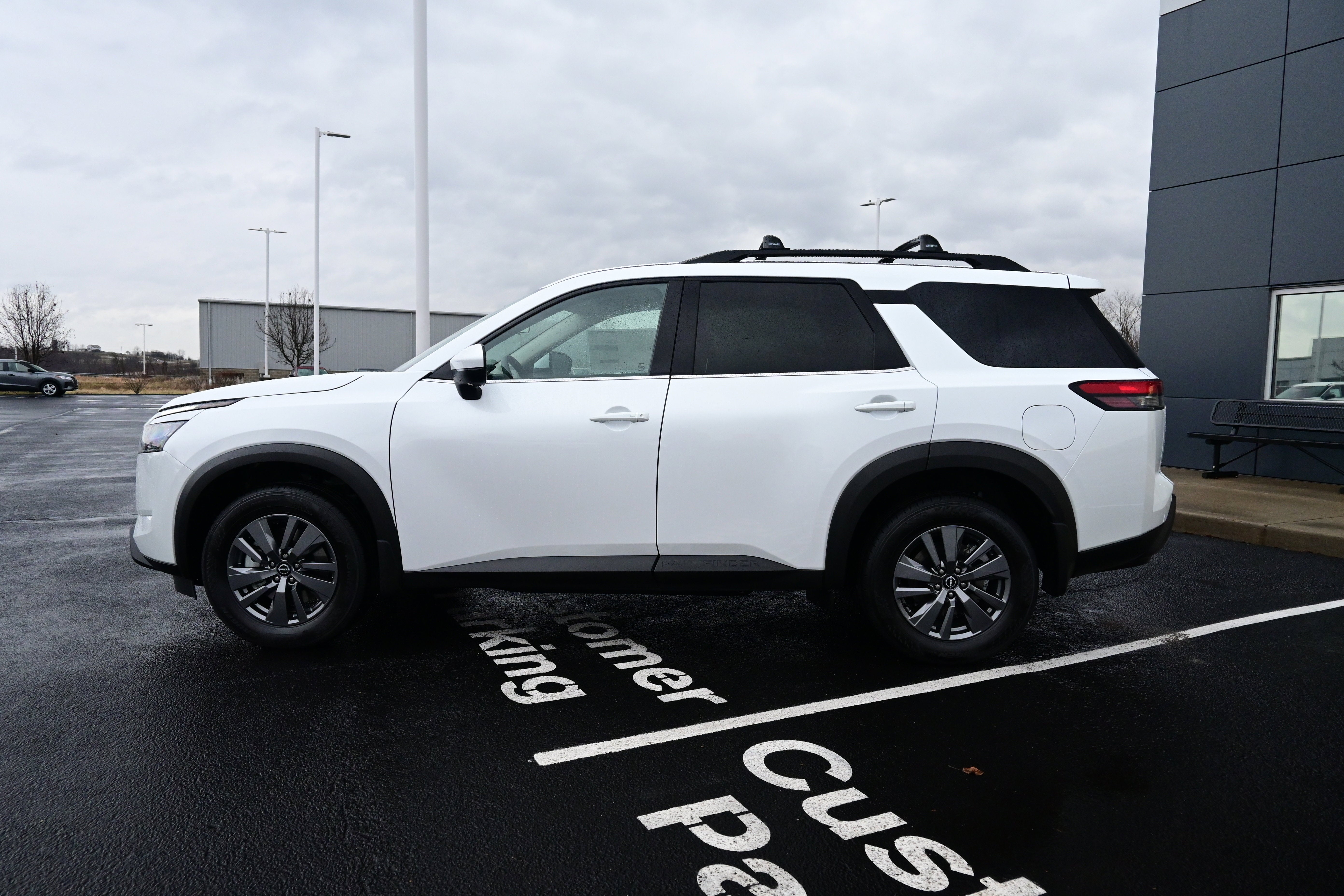 2025 Nissan Pathfinder SV