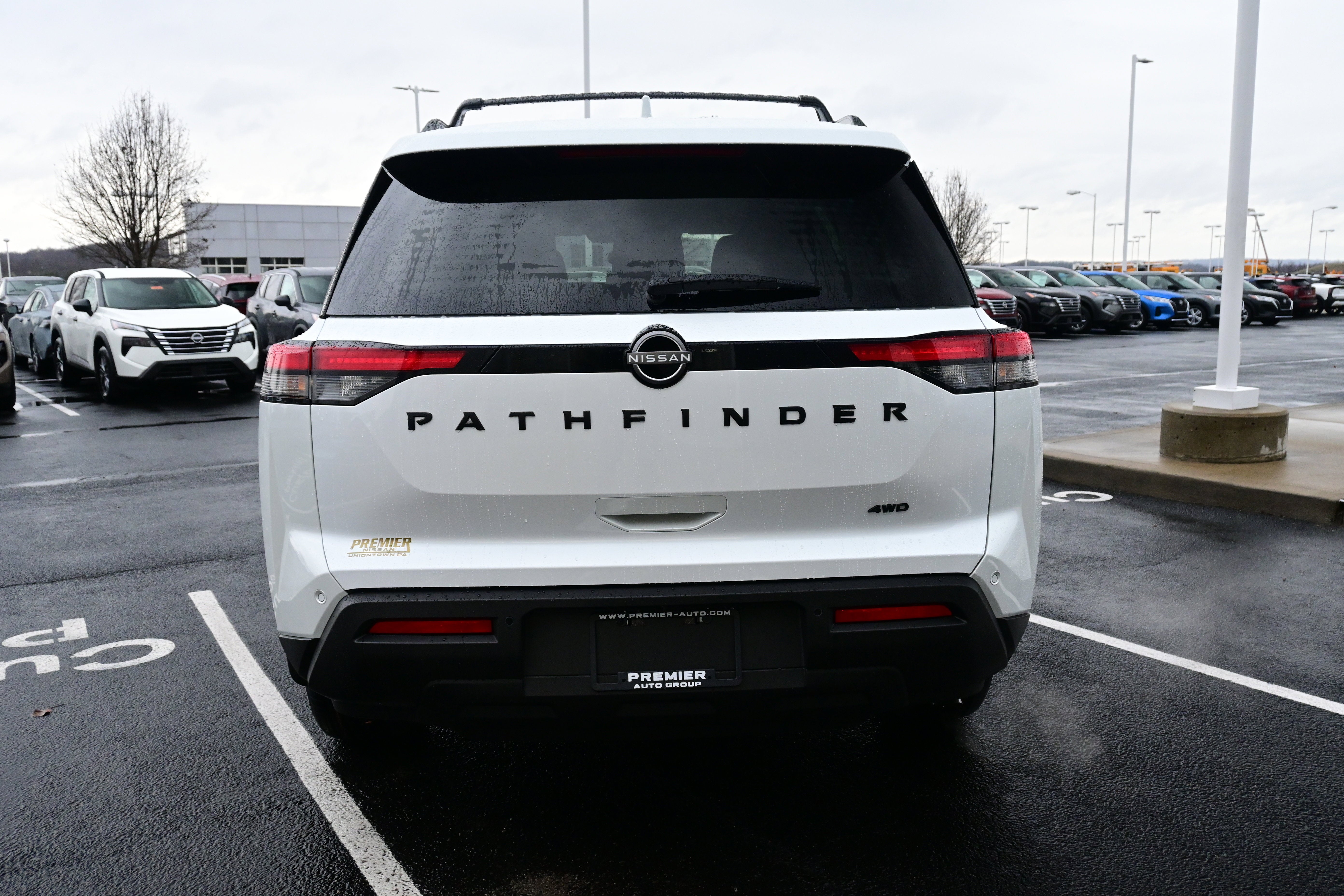 2025 Nissan Pathfinder SV