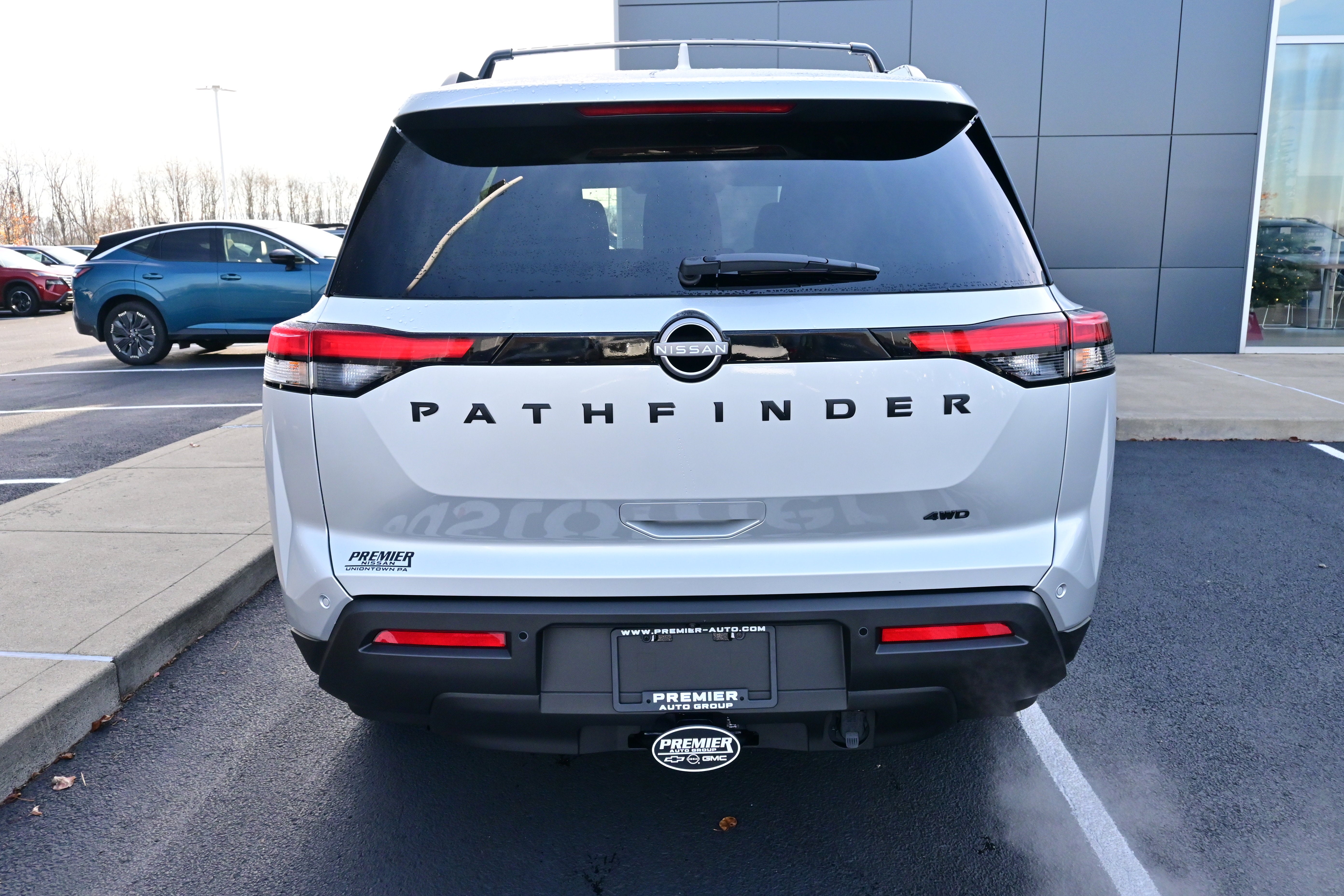 2025 Nissan Pathfinder SV