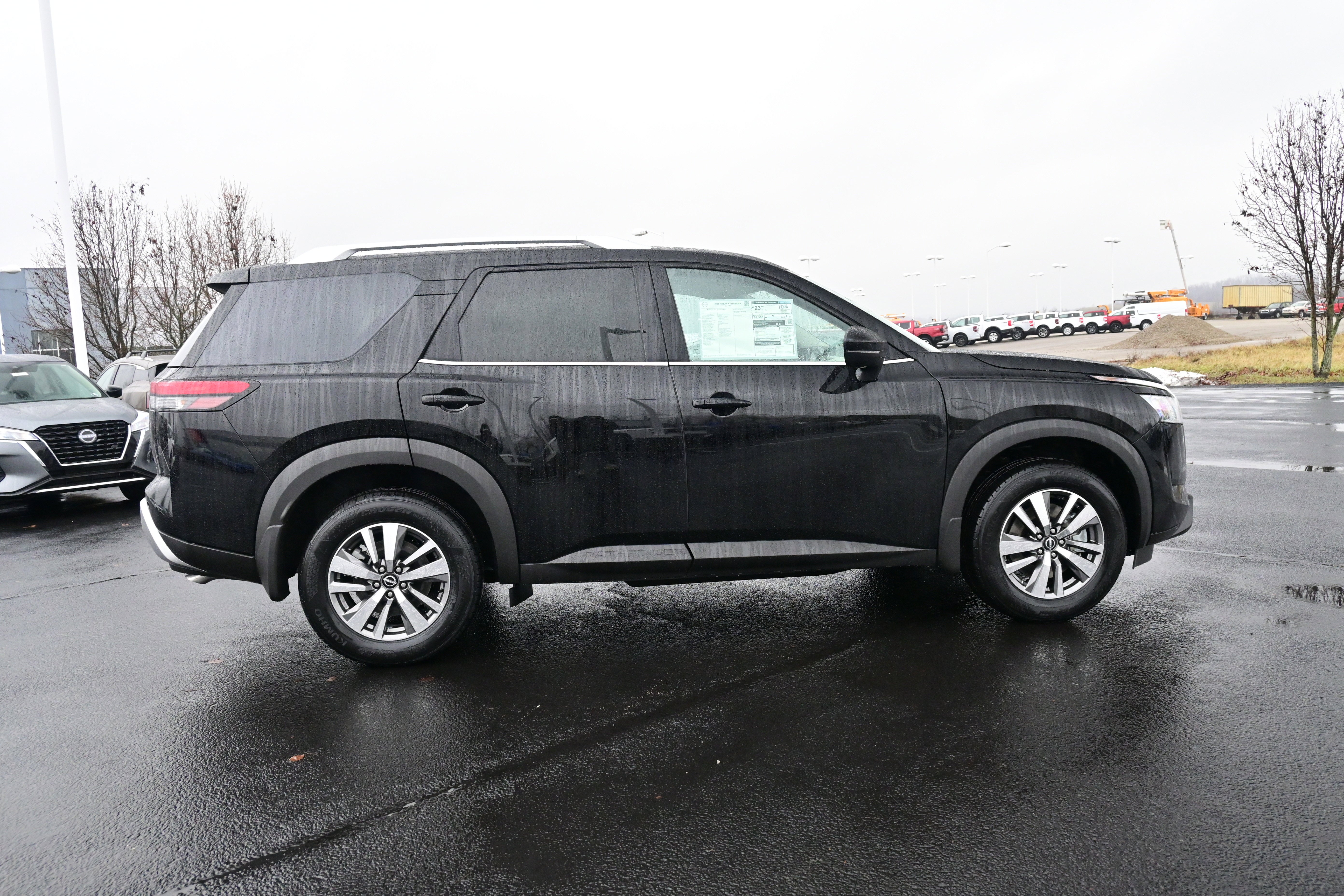 2025 Nissan Pathfinder SL