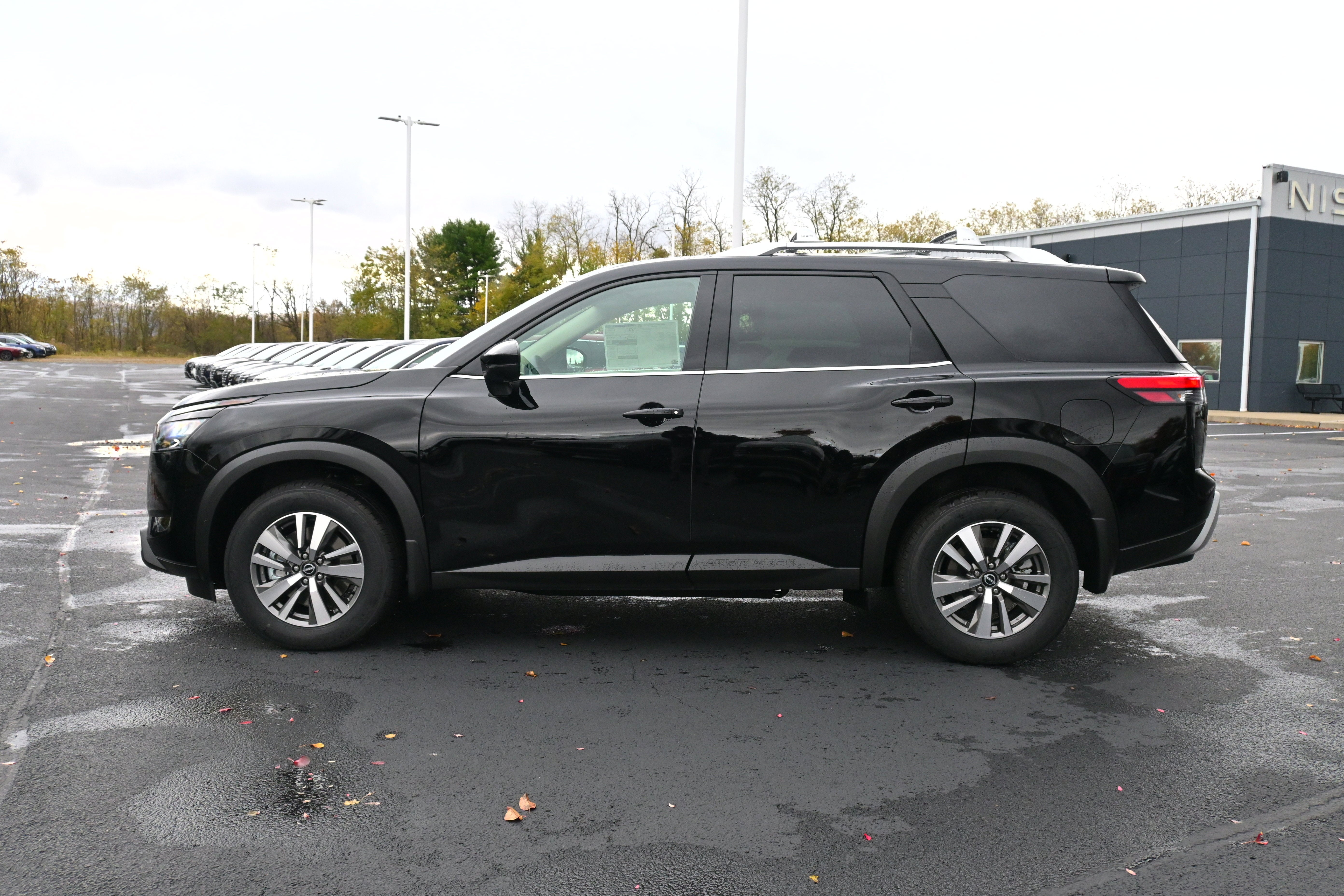 2025 Nissan Pathfinder SL