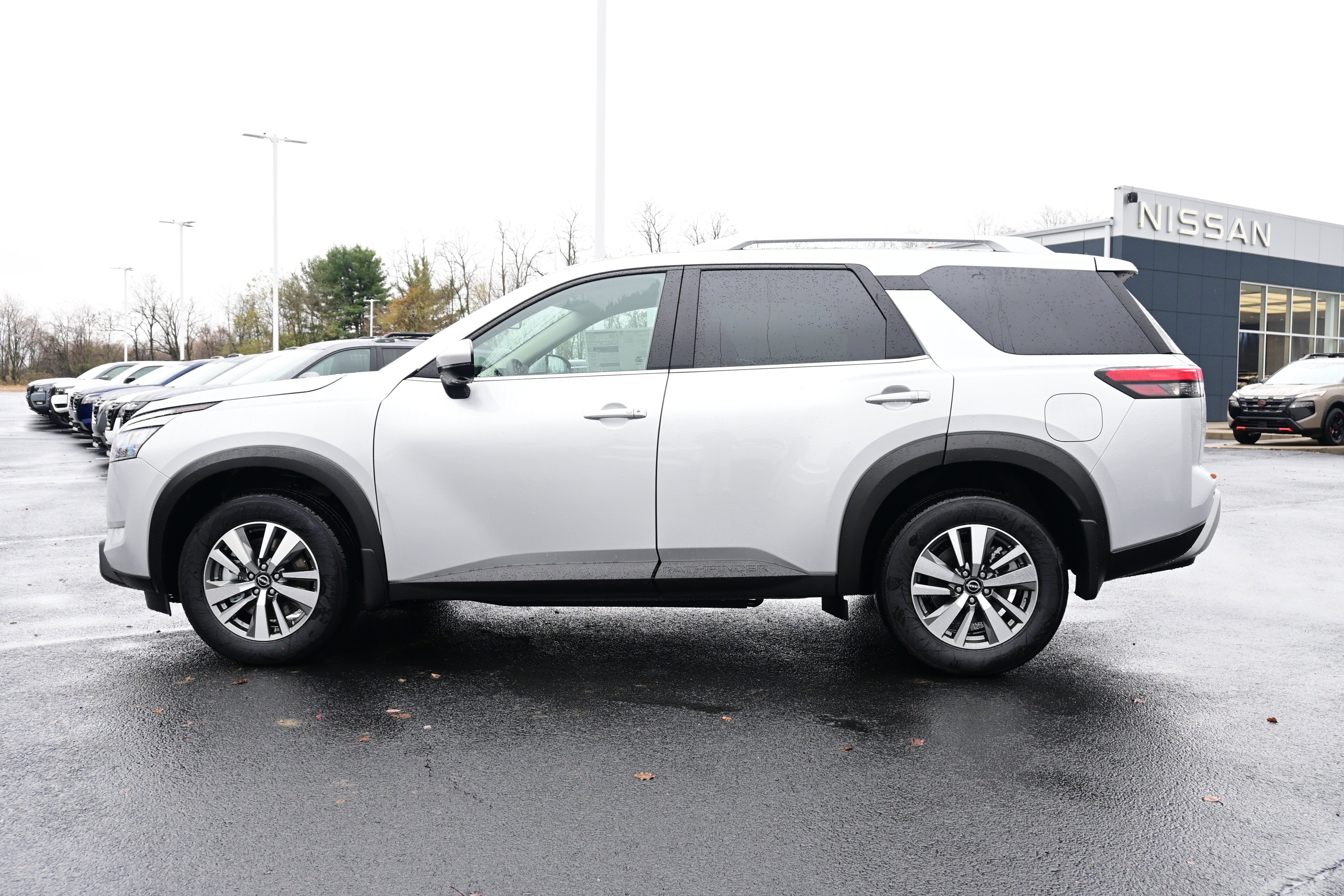 2025 Nissan Pathfinder SL