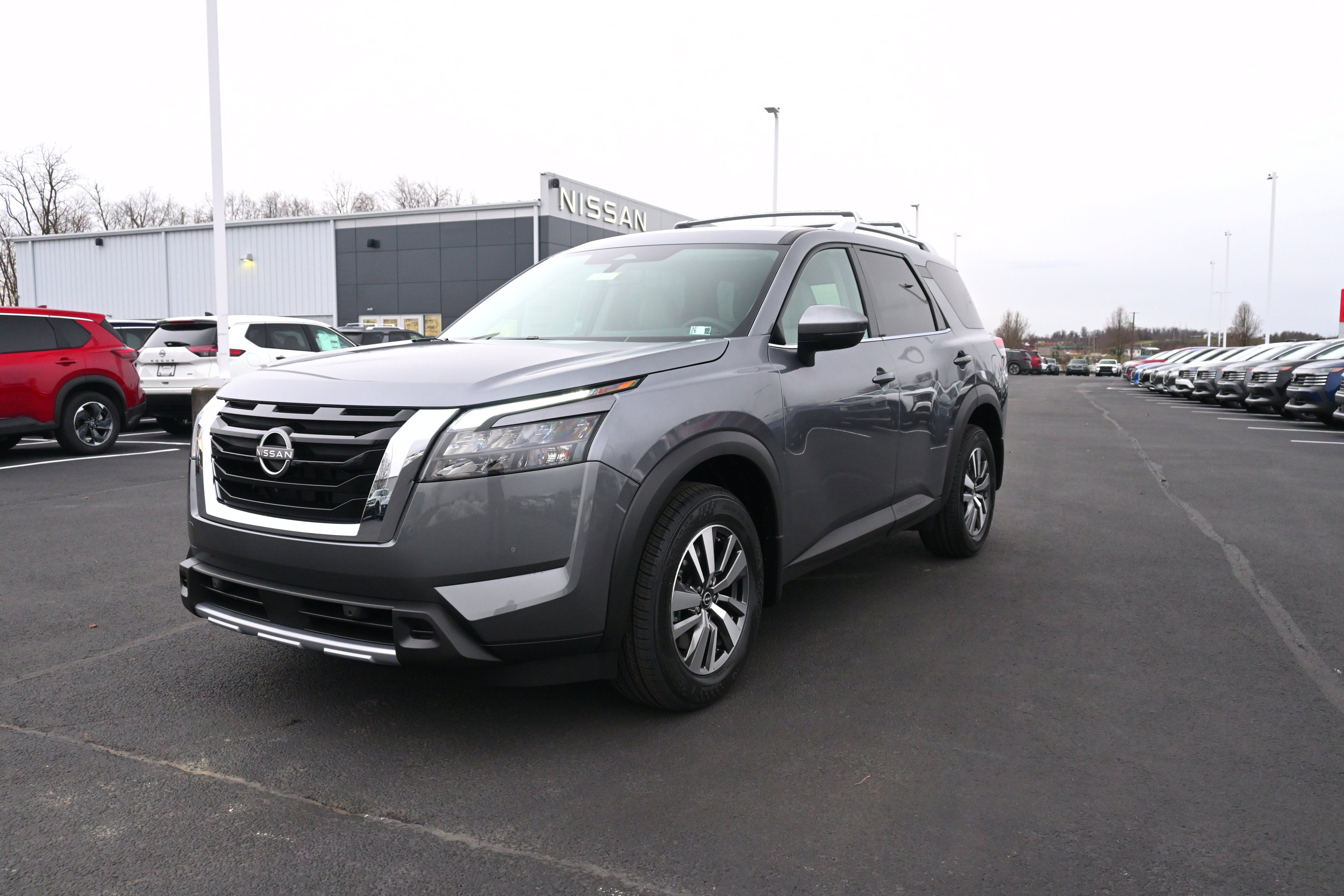 2025 Nissan Pathfinder SL