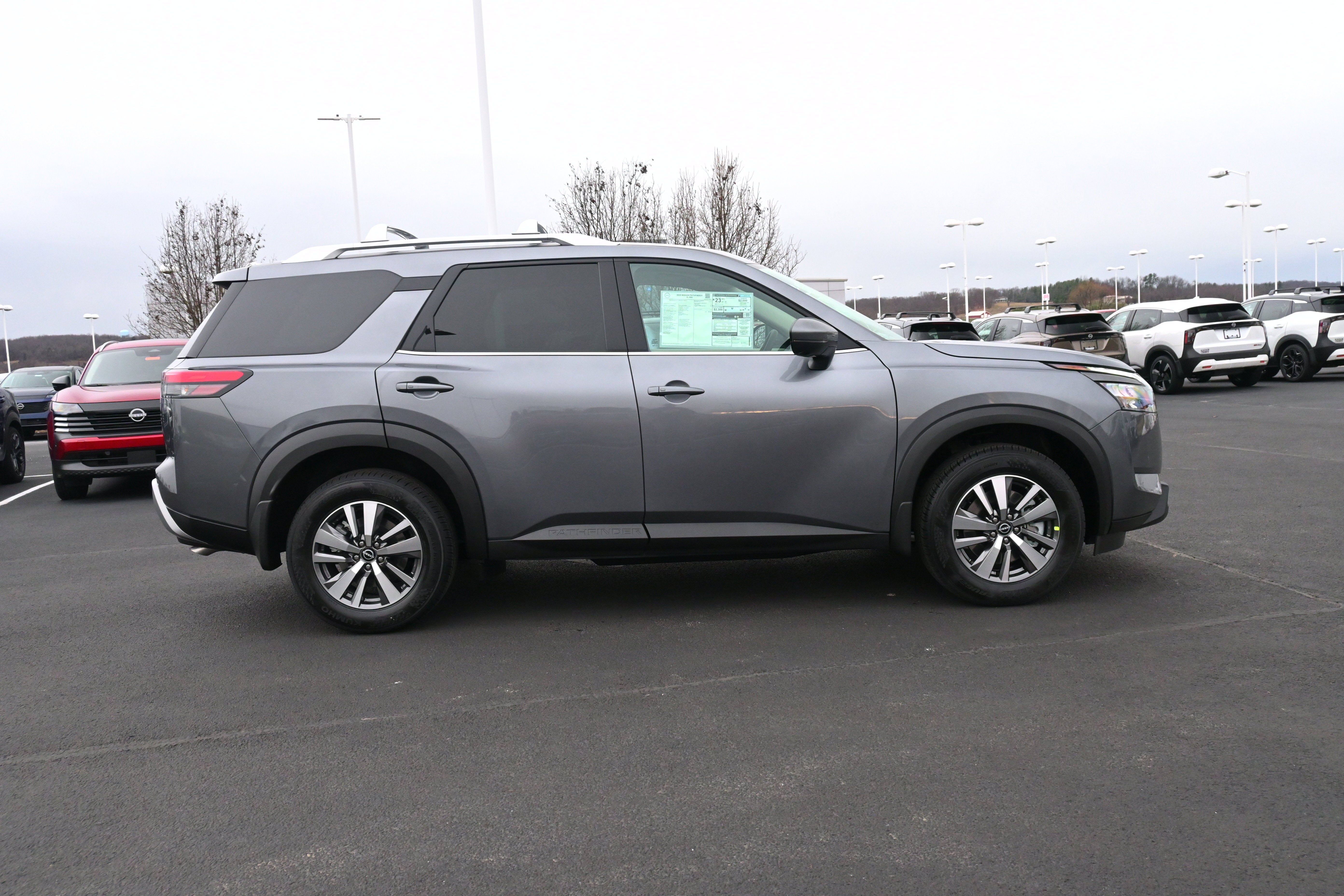 2025 Nissan Pathfinder SL