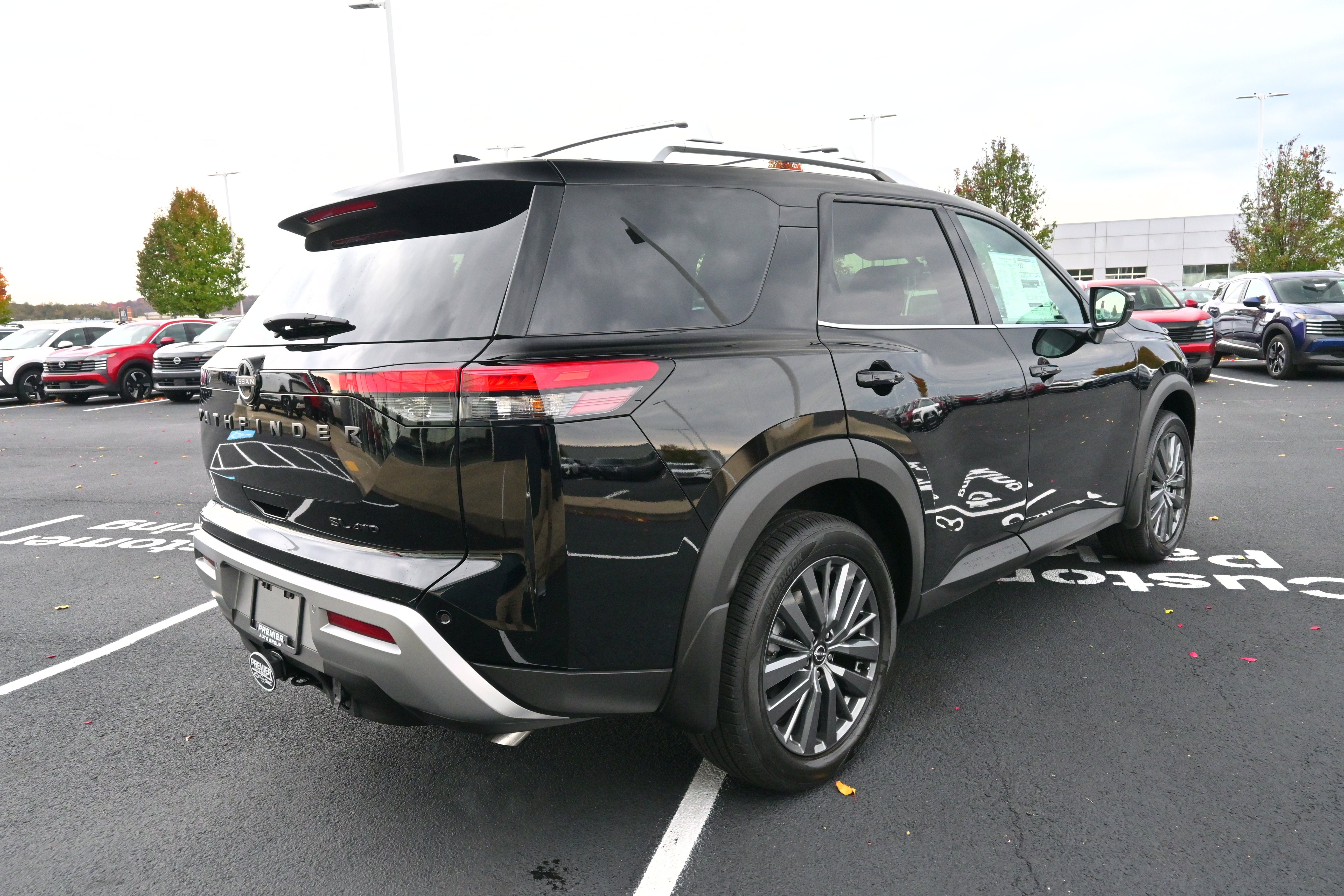 2025 Nissan Pathfinder SL